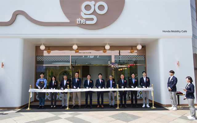 (왼쪽 두 번째부터) 혼다코리아 사업관리팀 김미숙 상무, 혼다코리아 모터사이클 사업부 미즈노 코이치 상무, 혼다코리아 더 고 이준종 센터장, 혼다 아시아 오세아니아 지역 총괄 쿠와하라 토시오 대표이사, 혼다코리아 이지홍 대표이사, 혼다코리아 나카무라 마사히코 고문 / 혼다코리아 제공