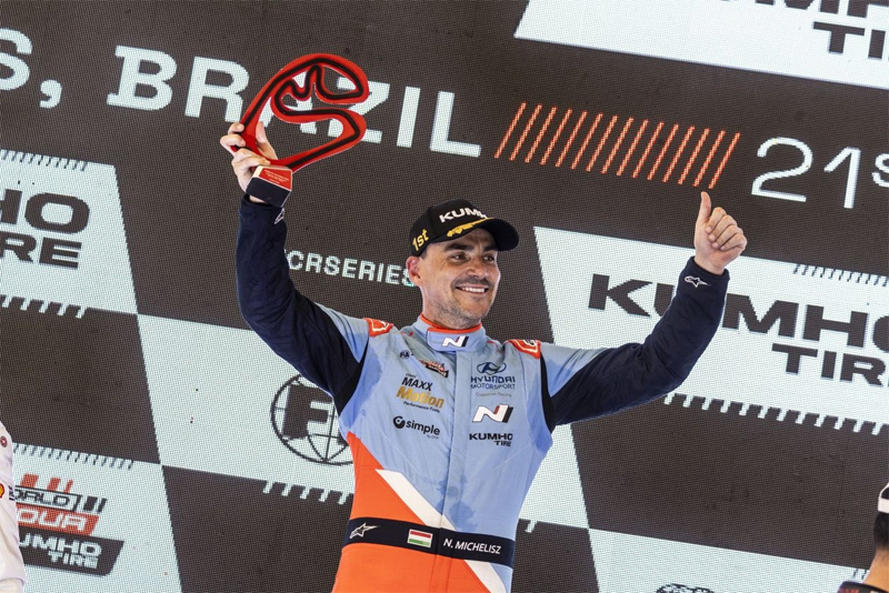 노버트 미첼리즈 선수가 지난 19일부터 21일까지(현지 시각) 열린 '2024 TCR 월드 투어' 브라질 레이스에서 우승을 차지하고 기뻐하고 있다. / 현대차 제공