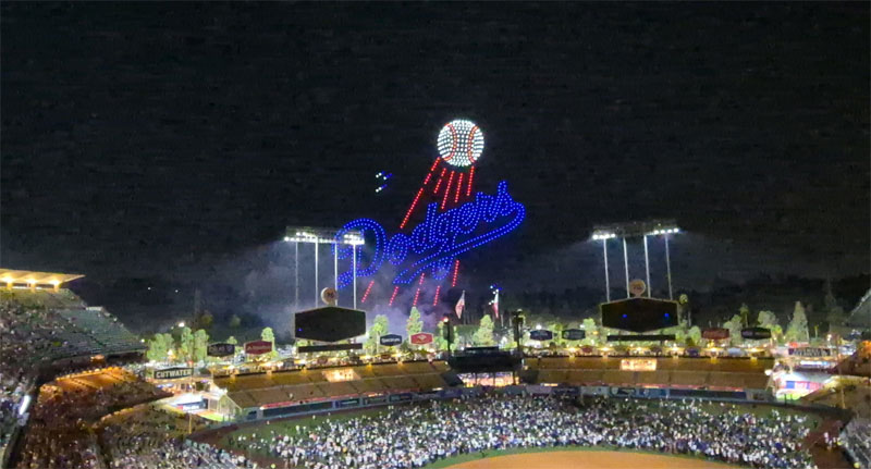 지난달 LA Dodgers Stadium에 모인 5만6000여명의 야구팬 앞에서, 파블로항공의 1000대의 PabloX F40가 다저스 로고를 그리고 있다. / 파블로항공 제공