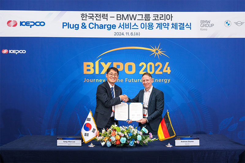 안드레아스 스툼 BMW 그룹 R&D 센터 코리아 총괄(오른쪽)과 이상원 한국전력 에너지신사업처장(왼쪽)이 PnC 충전 서비스 이용 계약 체결식에서 기념 촬영을 하고 있다. / BMW 그룹 코리아 제공