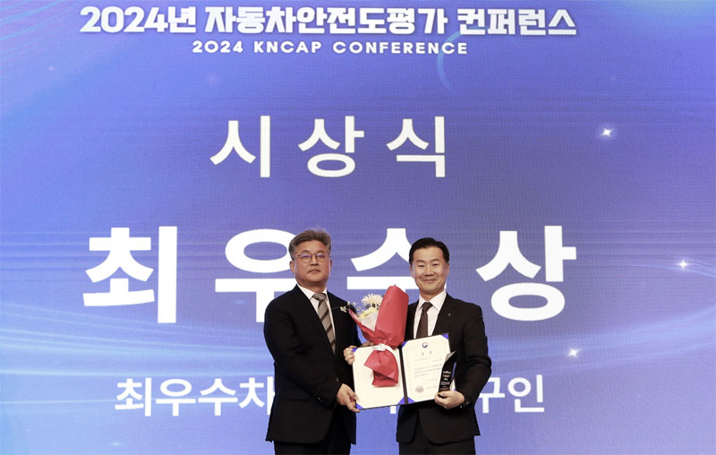 지난 26일 서울시 용산구 나인트리 프리미어 호텔에서 진행된 '2024 자동차안전도평가 콘퍼런스'에서 벤츠 코리아 이상국 세일즈 부문 총괄 부사장(오른쪽)이 국토교통부 모빌리티자동차국 전형필 국장(왼쪽)으로부터 최우수상을 받고 기념 촬영을 하고 있다. / 메르세데스-벤츠 코리아㈜ 제공