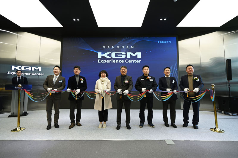 KGM 곽재선 회장(가운데)을 비롯한 임직원들이 지난 25일 열린 'KGM 익스피리언스 센터 강남' 개관식에서 오픈 기념 테이프 커팅식을 진행하고 있다. / KG 모빌리티 제공