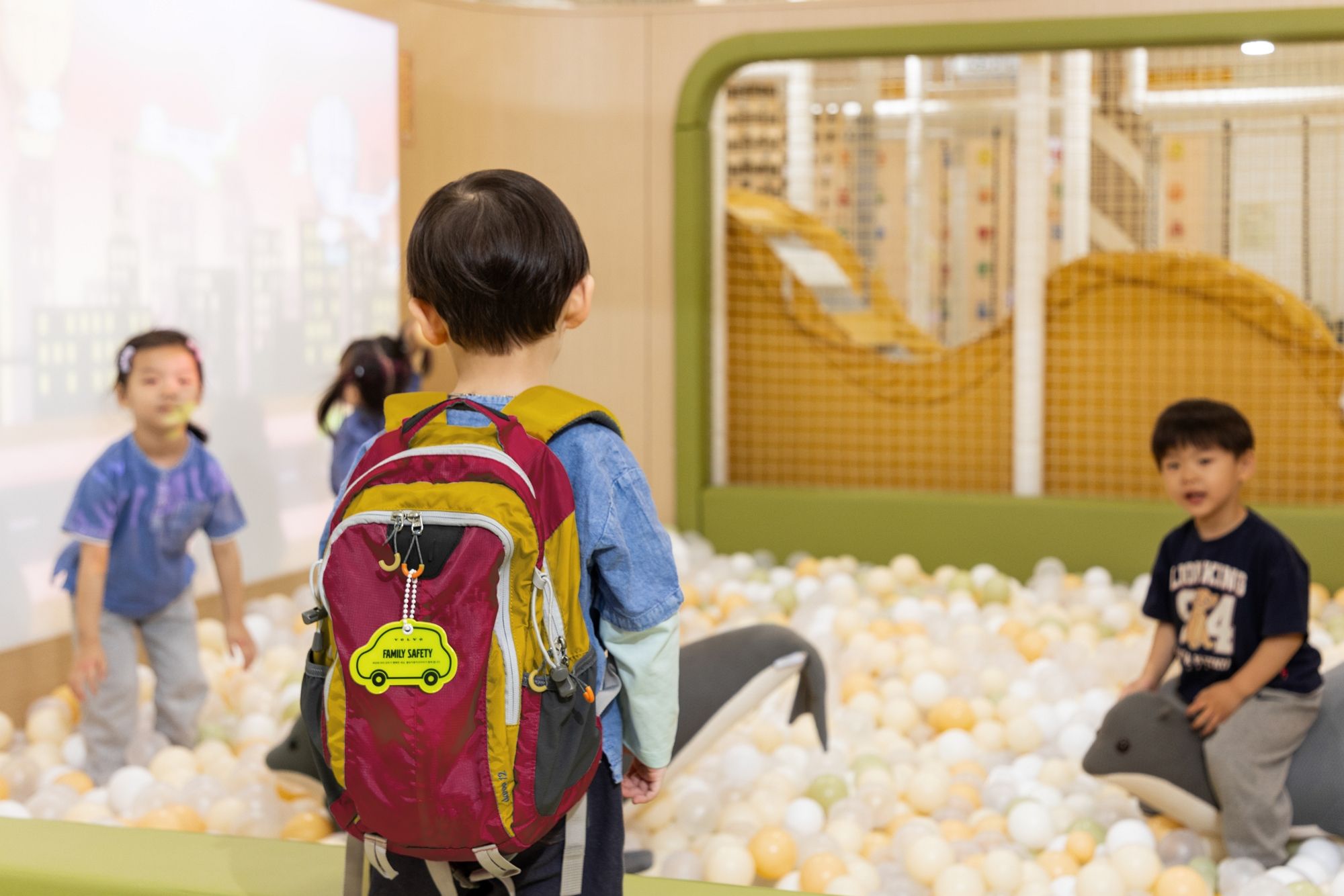 볼보자동차코리아, 한국보육진흥원과 협력해 육아종합지원센터에 어린이 안전 키링 1만5800개 기증 / 볼보자동차코리아 제공