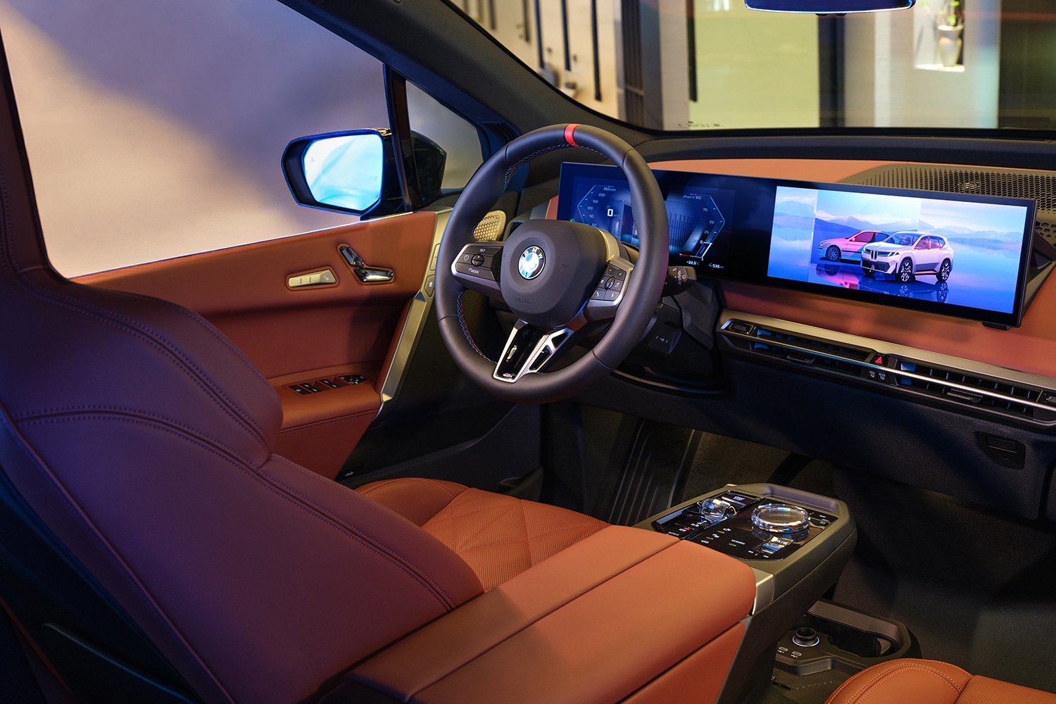 서울 중구 BMW 차징 허브 라운지에 전시된 '뉴 iX M70 xDrive' / BMW 코리아 제공