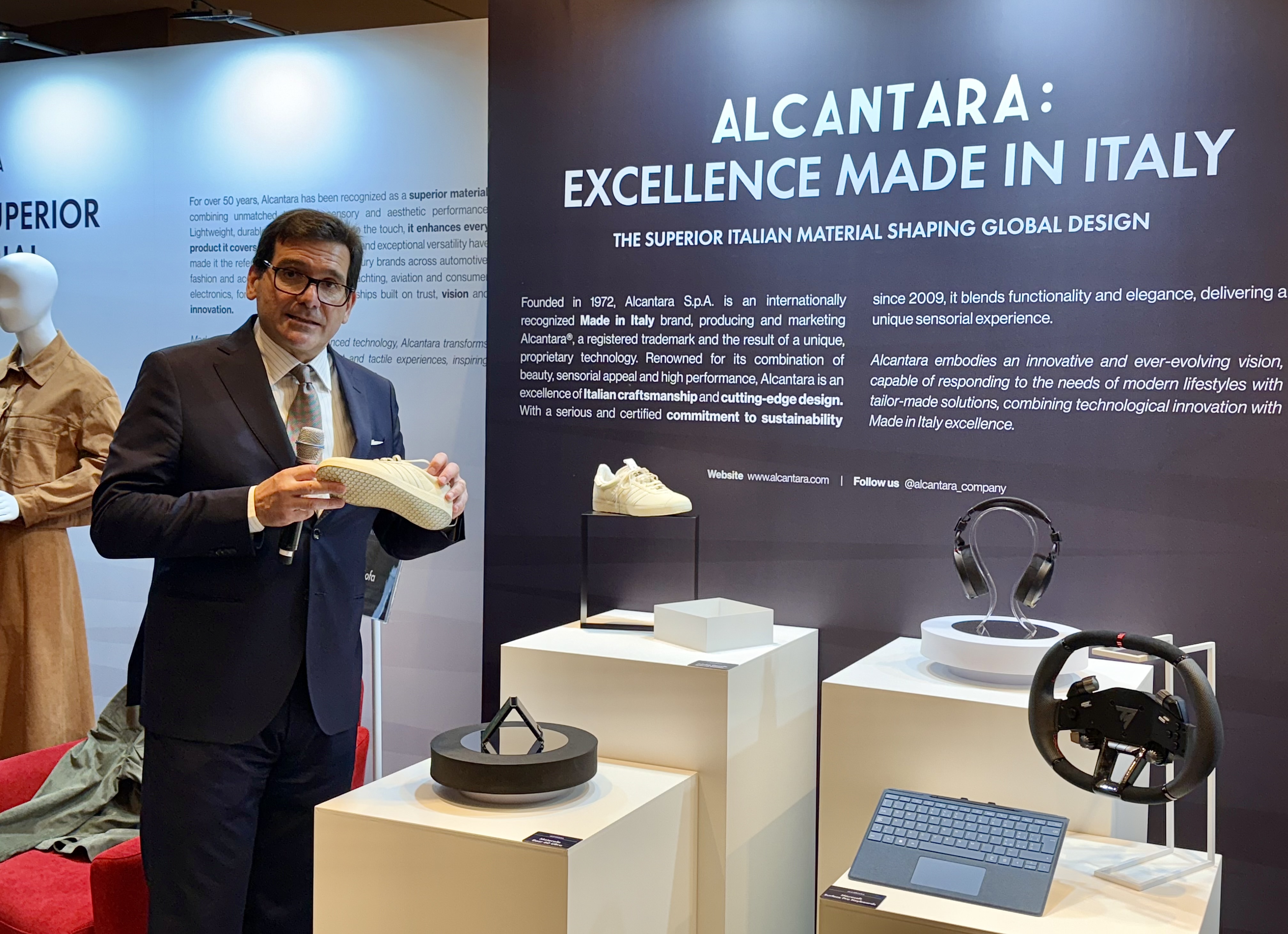 알칸타라 유지니오 롤리 회장 겸 대표이사가 전시된 알칸타라 소재가 적용된 제품을 설명하고 있다. / 성열휘 기자