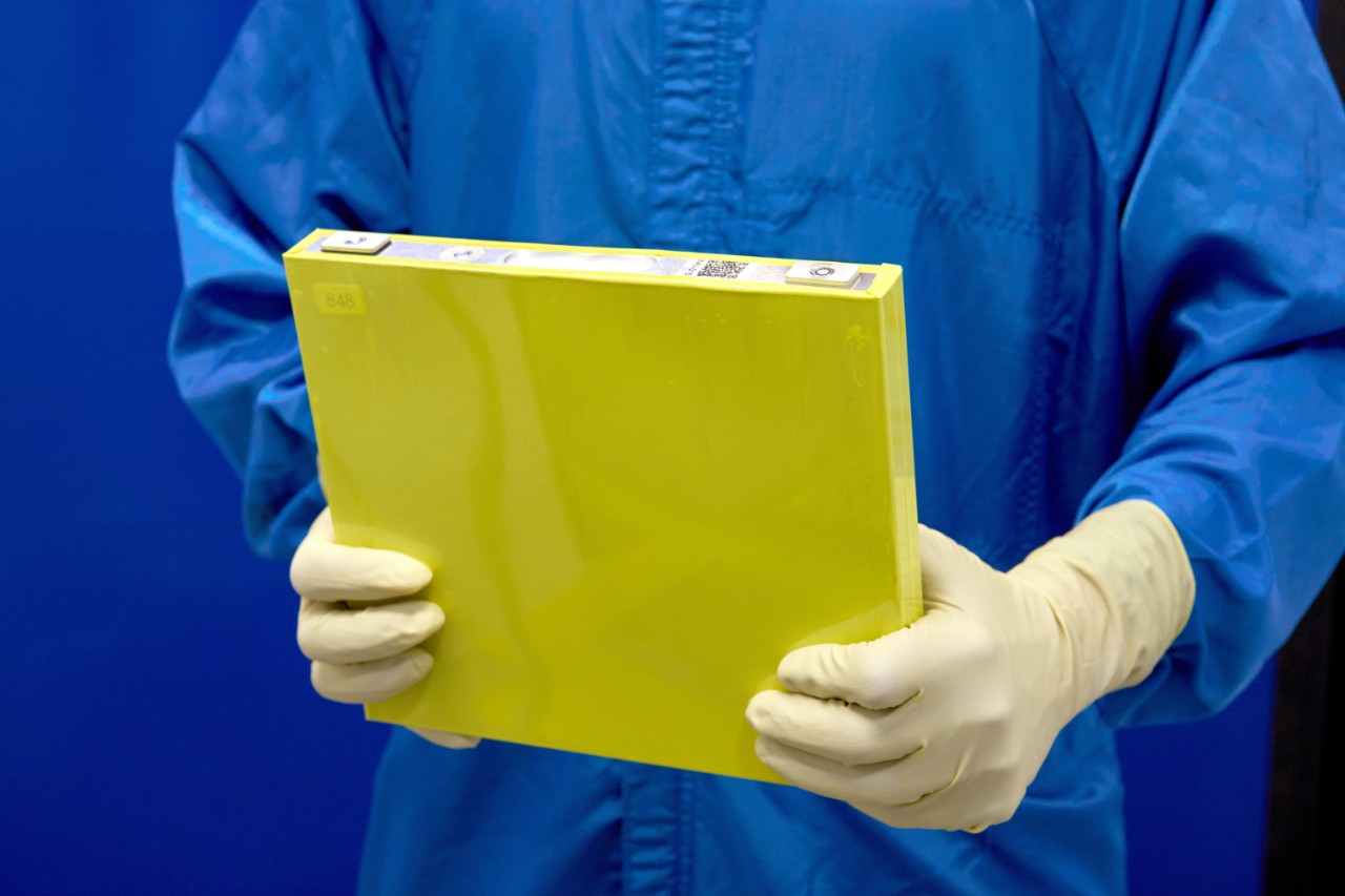 GM이 LG에너지솔루션과 공동 개발한 리튬망간리치(LMR) 배터리 셀 시제품 / GM 한국사업장 제공