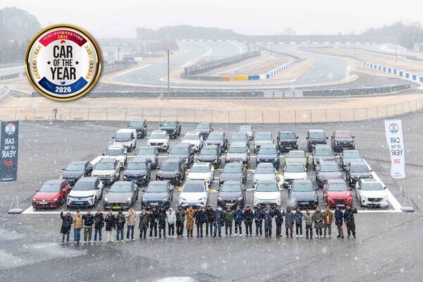 지난 12일 경기도 용인 에버랜드 스피드웨이에서 열린 AWAK '2026 대한민국 올해의 차' 실차 테스트 후 평가 차량 및 참가자들이 기념 촬영한 모습 / 한국자동차전문기자협회 제공