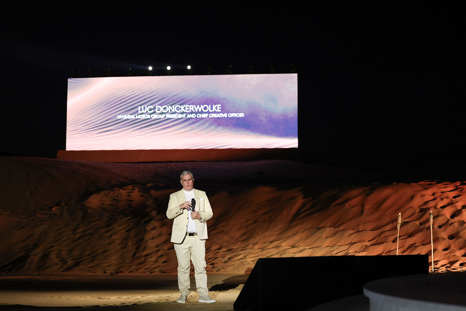 현대차그룹 글로벌디자인본부 최고 디자인책임자(CDO) 겸 최고 크리에이티브 책임자(CCO)인 루크 동커볼케 사장이 엑스 스콜피오 콘셉트를 설명하고 있다. / 현대차그룹 제공