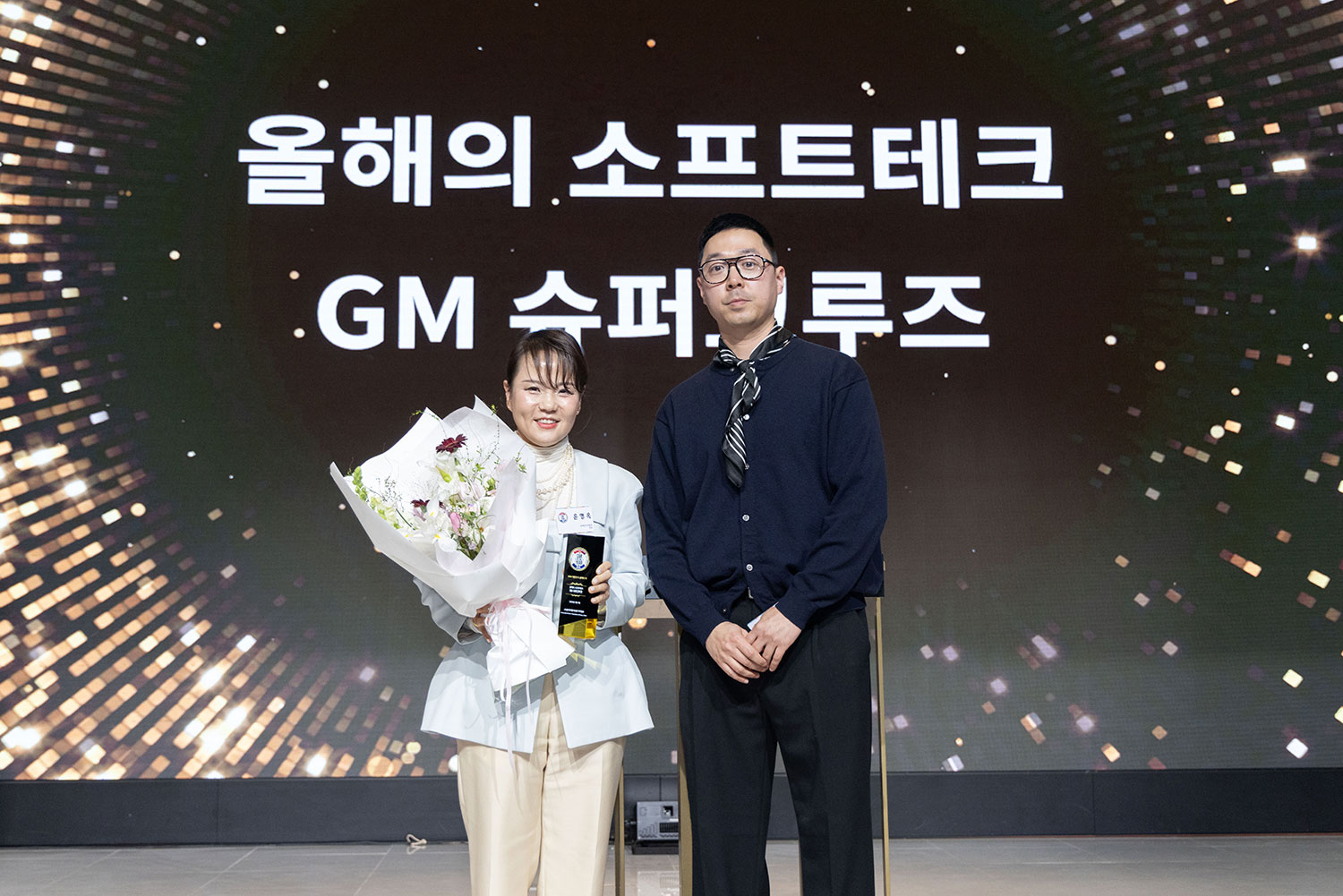 (왼쪽부터) '2026 대한민국 올해의 차' 올해의 소프트테크 부문 수상한 윤명옥 GM 한국사업장  최고마케팅책임자(CMO) 겸 커뮤니케이션 총괄(전무), 시상자 디지틀조선일보 성열휘 기자 / 한국자동차전문기자협회 제공