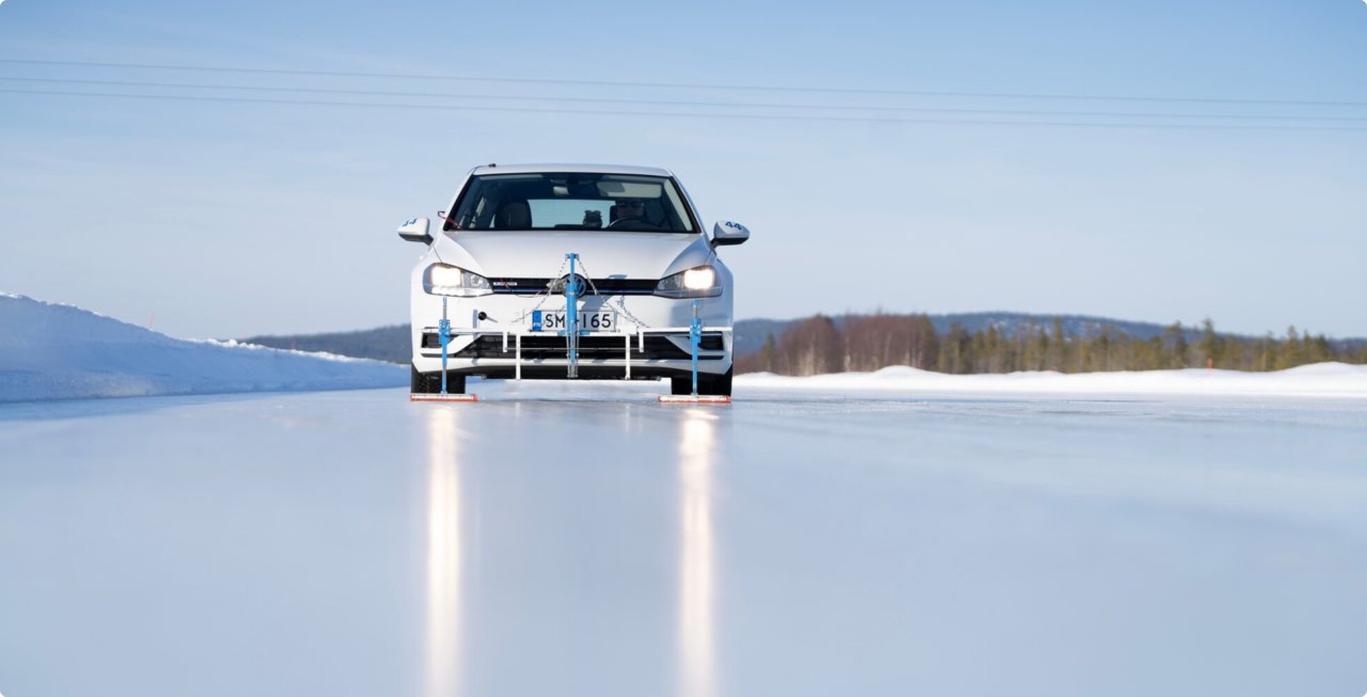 퍼플 스노우 이발로 센터가 있는 UTAC 내 빙판길 타이어 테스트 모습 / UTAC 제공