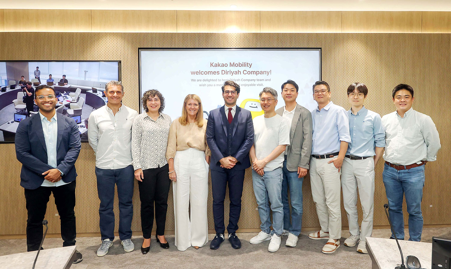 지난해 9월 카카오모빌리티 사옥을 방문한 디리야컴퍼니 관계자들이 류긍선 대표(오른쪽 다섯 번째) 등 카카오모빌리티 관계자들과 함께 기념 촬영을 하고 있다. / 카카오모빌리티 제공