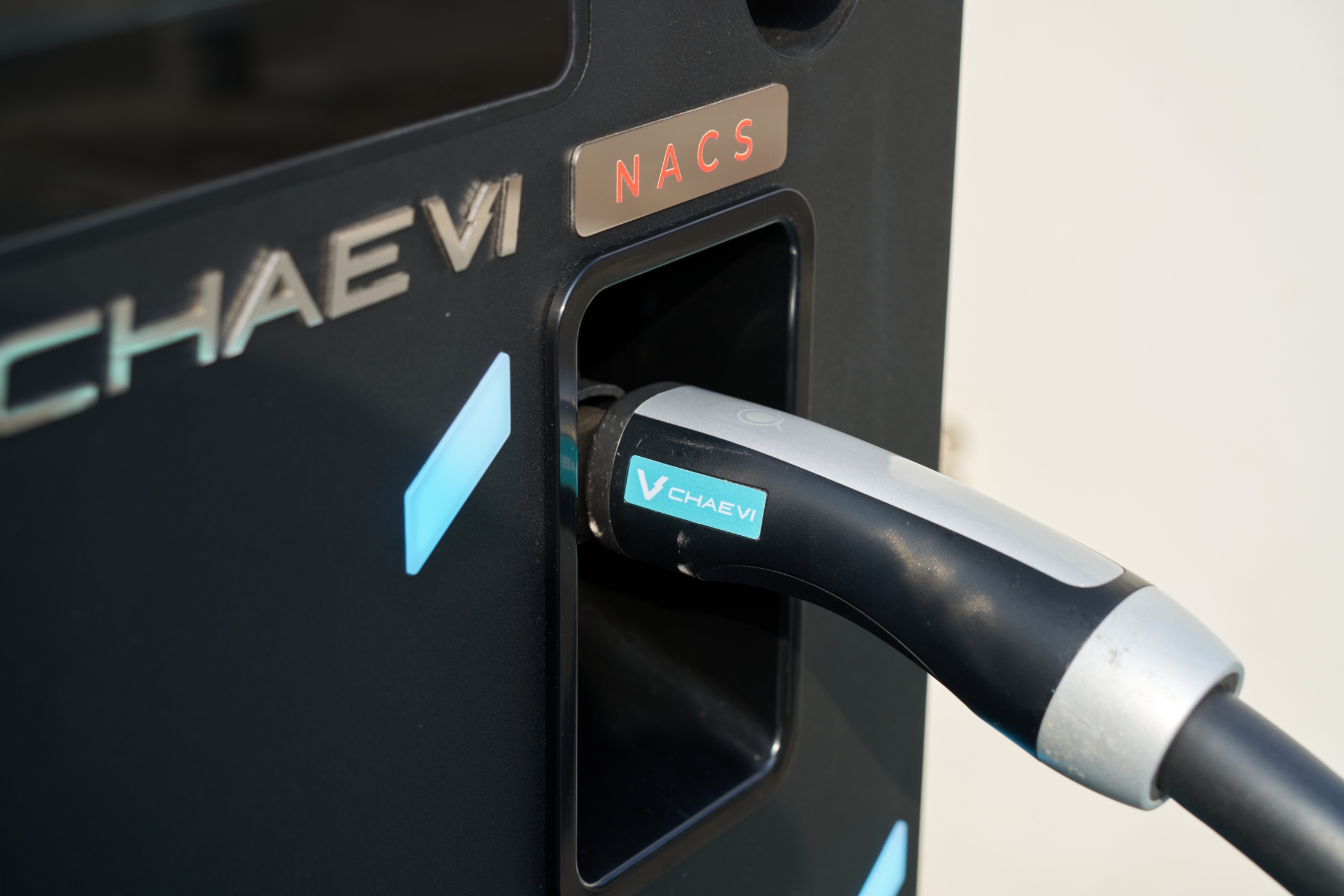 NACS 커넥터가 장착돼 테슬라 차량도 편리하게 충전 가능한 채비 3세대 급속 충전기 '슈퍼소닉' / 채비 제공
