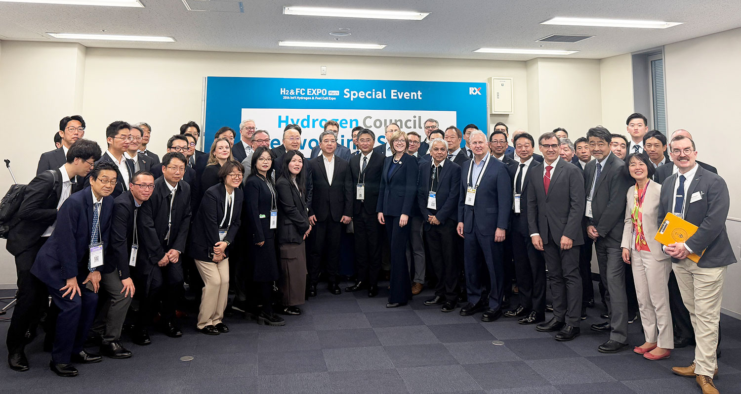 (첫째 줄 왼쪽 일곱 번째부터 순서대로) 장재훈 현대차그룹 부회장, 야마가타 미쓰마사 토요타 사장, 이바나 제멜코바 수소위원회 CEO, 수바시시 무커지 세레스 파워 CSO, 켄 라미레즈 현대차그룹 에너지&수소사업본부장 부사장 / 현대차그룹 제공