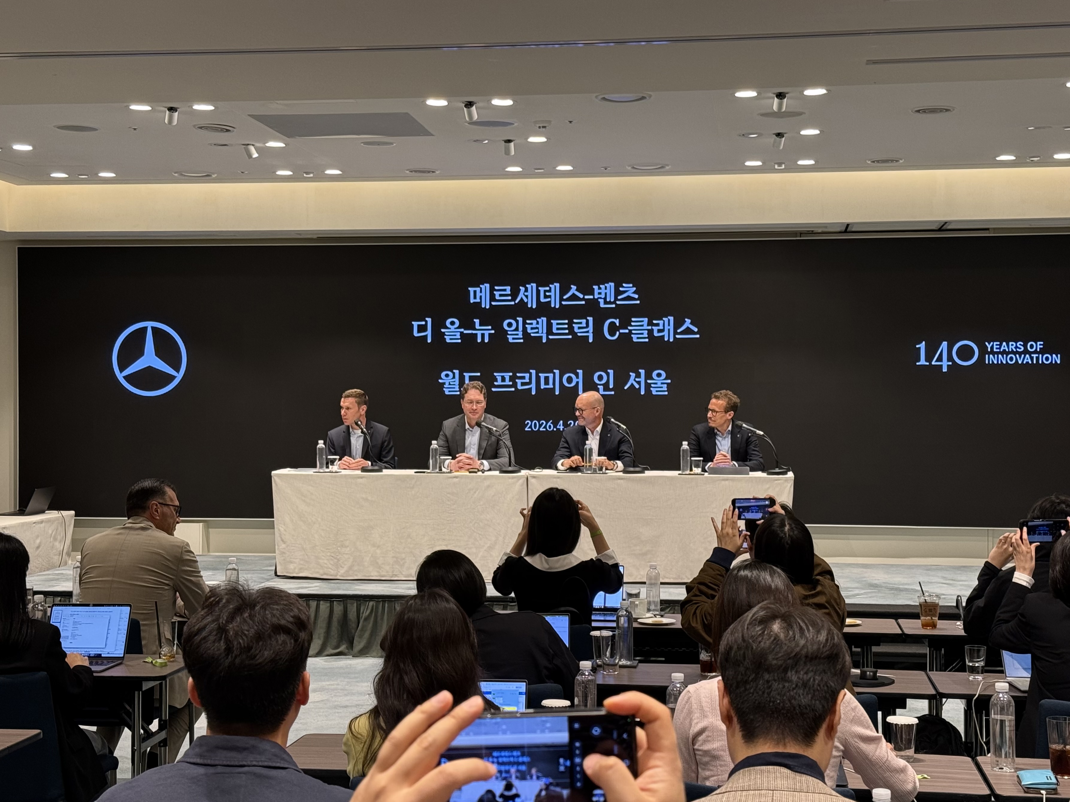 (왼쪽부터) 마티아스 바이틀 메르세데스-벤츠 코리아 대표이사, 올라 칼레니우스 메르세데스-벤츠 그룹 AG 이사회 의장 겸 CEO, 요르그 부르저 메르세데스-벤츠 그룹 AG 이사회 멤버 및 최고기술책임자(CTO), 마티아스 가이젠 메르세데스-벤츠 그룹 AG 이사회 멤버 겸 세일즈 & 고객 경험 총괄 / 성열휘 기자